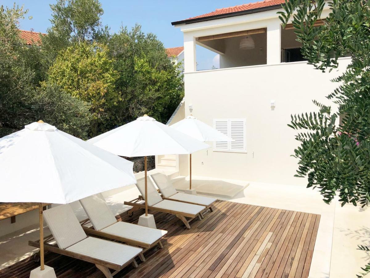 Luxury Family Beach Front Villa - Sunday Beach House Slatine Exterior photo